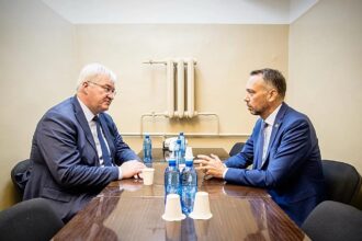Belgian and Ukrainian FMs meet in Kyiv bomb shelter amid air siren