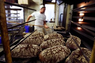Row over weight of half a loaf leaves German baker with €15,000 bill