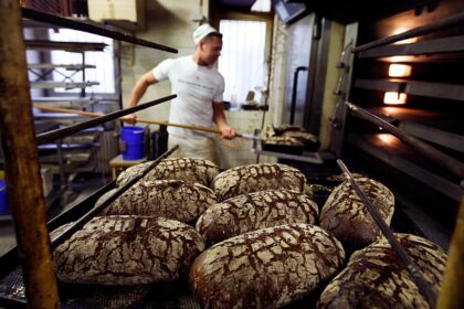 Row over weight of half a loaf leaves German baker with €15,000 bill