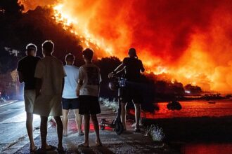 At least 10 in intensive care and thousands flee wildfire in Croatia