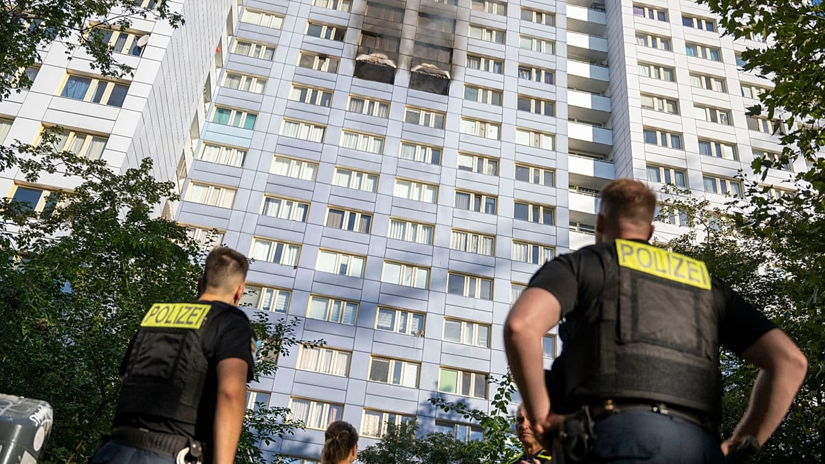 Rescue ladder too short, woman jumps from 11th floor blaze in Berlin