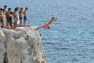 Risky jumps from France’s Marseille corniche rise in popularity