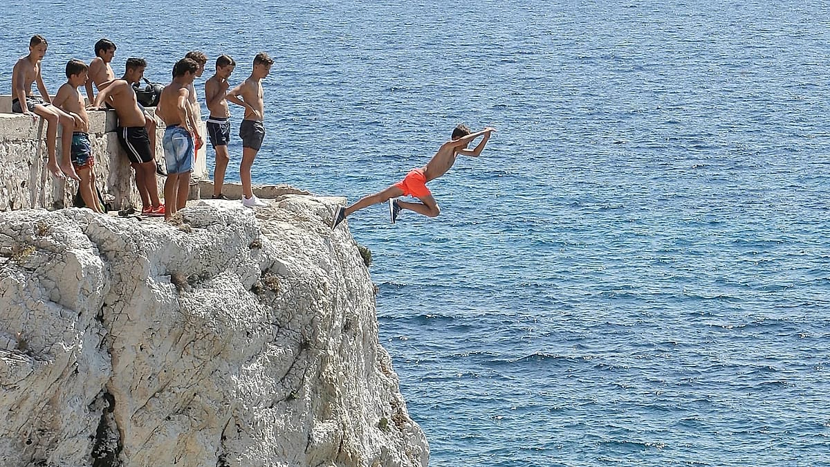 Risky jumps from France’s Marseille corniche rise in popularity
