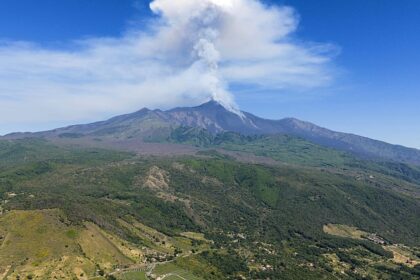 Etna eruption: arrivals halted at Catania airport
