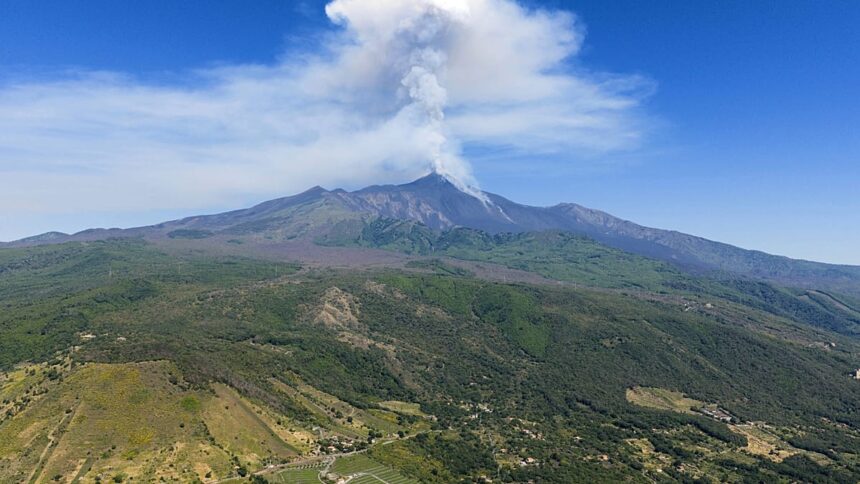 Etna eruption: arrivals halted at Catania airport