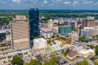Lexington, Kentucky park shooting kills 1, injures 4 during live band performance