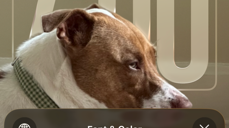The Font and Color menu when adjusting an iPhone's clock on its lock screen.