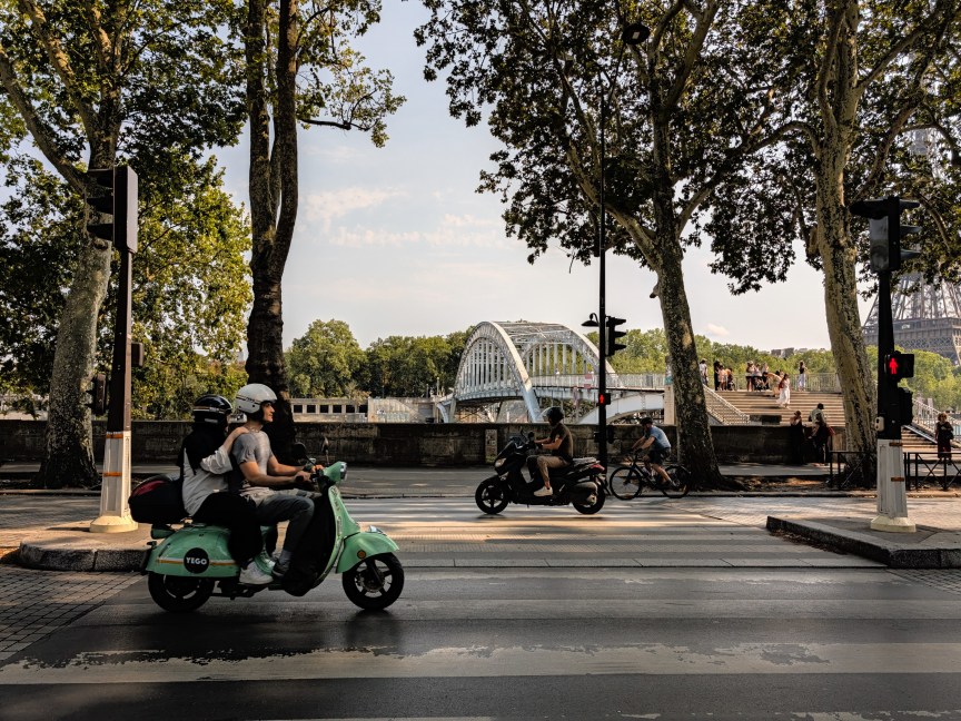 Image of people on scooters in Paris
