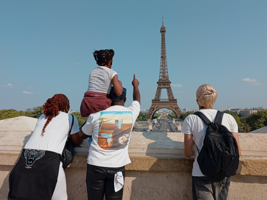 Image of a family looking at the Eiffel Tower