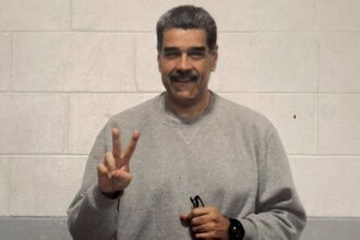 Nicolás Maduro flashes peace signs in first prison photos since US capture in Caracas