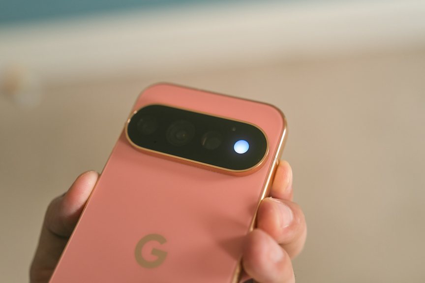 Image showing a notification light on a google pixel phone