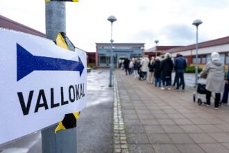 Centre-left holds slim lead in Swedish general election
