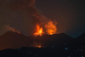 Etna erupts again: chaos at Catania airport, risk of higher air fares