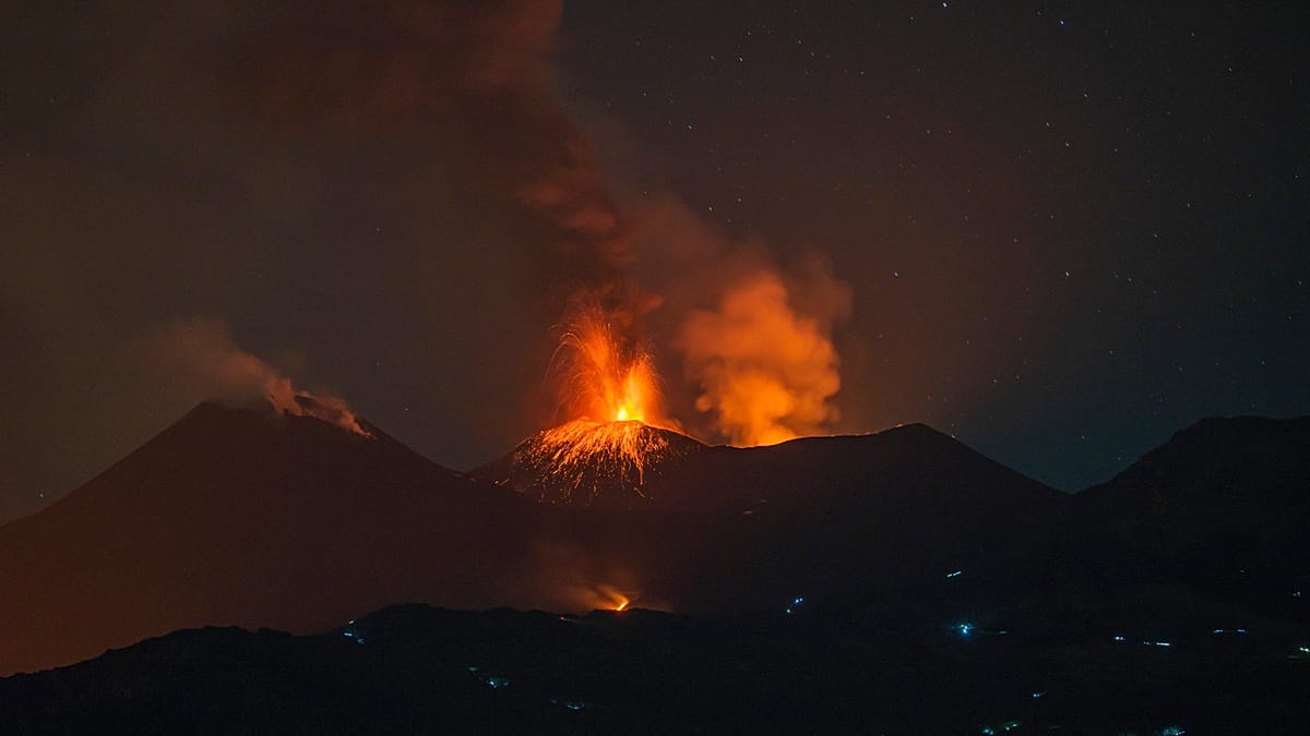 Etna erupts again: chaos at Catania airport, risk of higher air fares
