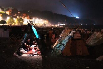 Thousands of migrants return to beaches in Ceuta as port camp fills up