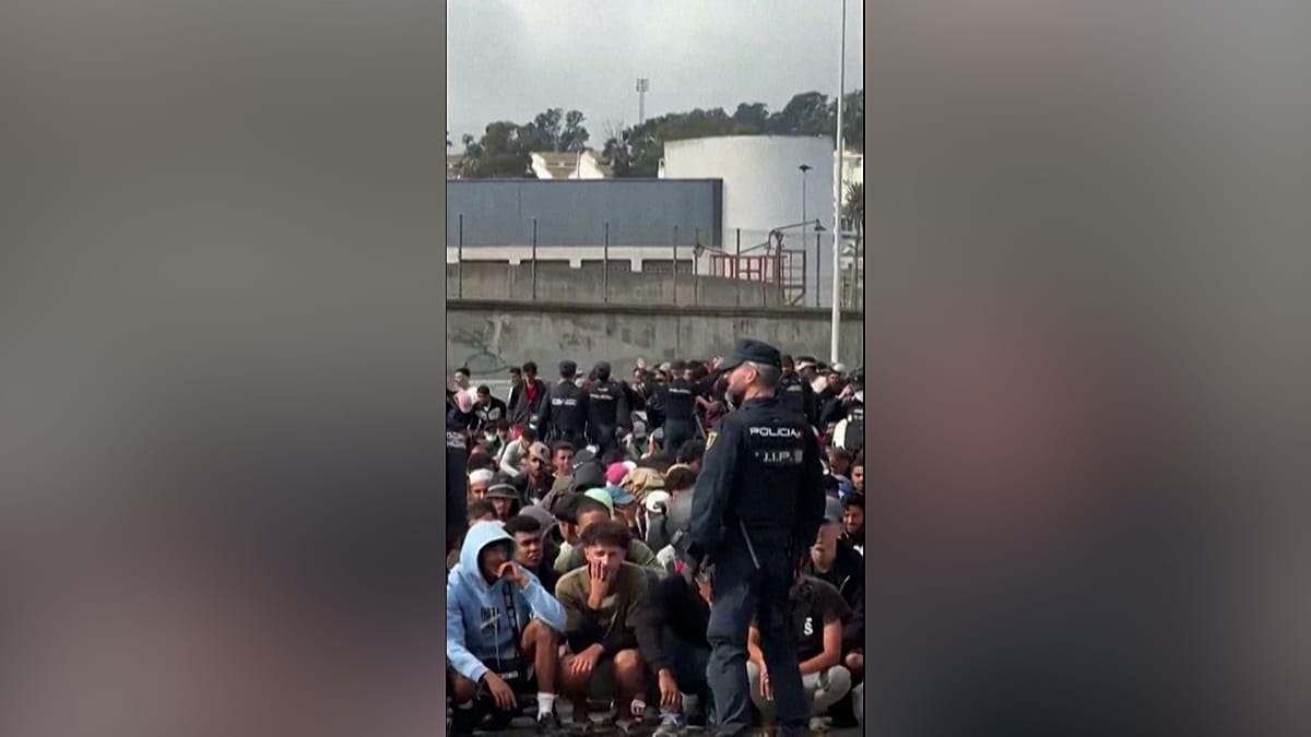 Video. Video shows migrants running towards temporary camp in Ceuta