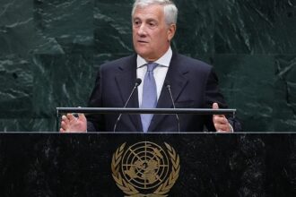 “Serious women in long skirts”: Tajani under fire in memes and international media