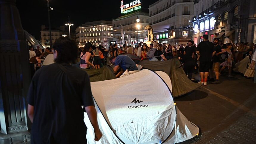 Madrid protests for 87-year-old Maricarmen and housing ends in sit in