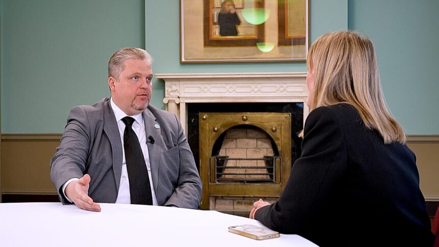Removing Usmanov from sanctions could make EU seem weak, Valdys says