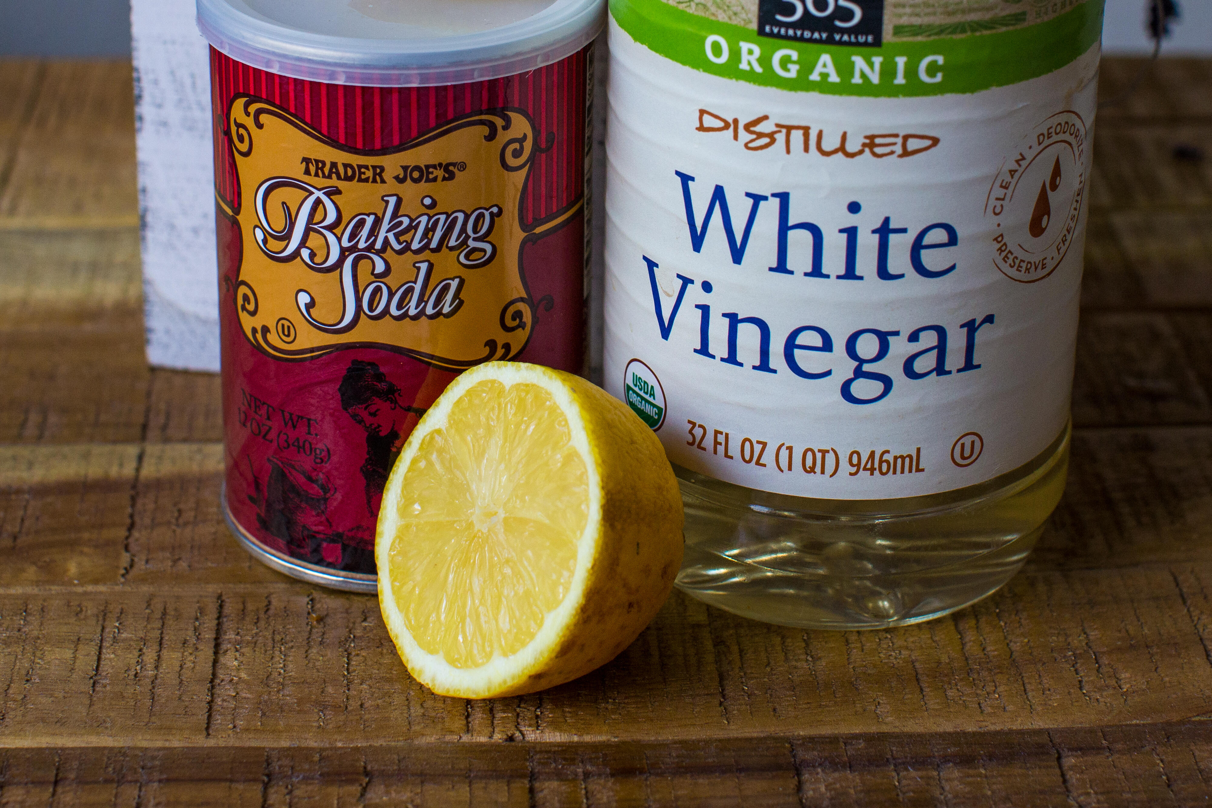 baking soda, vinegar and lemon slice