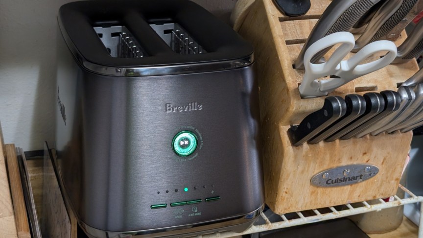 breville-eye-q-850-auto-toaster-in-kitchen-next-to-knife-block.jpg