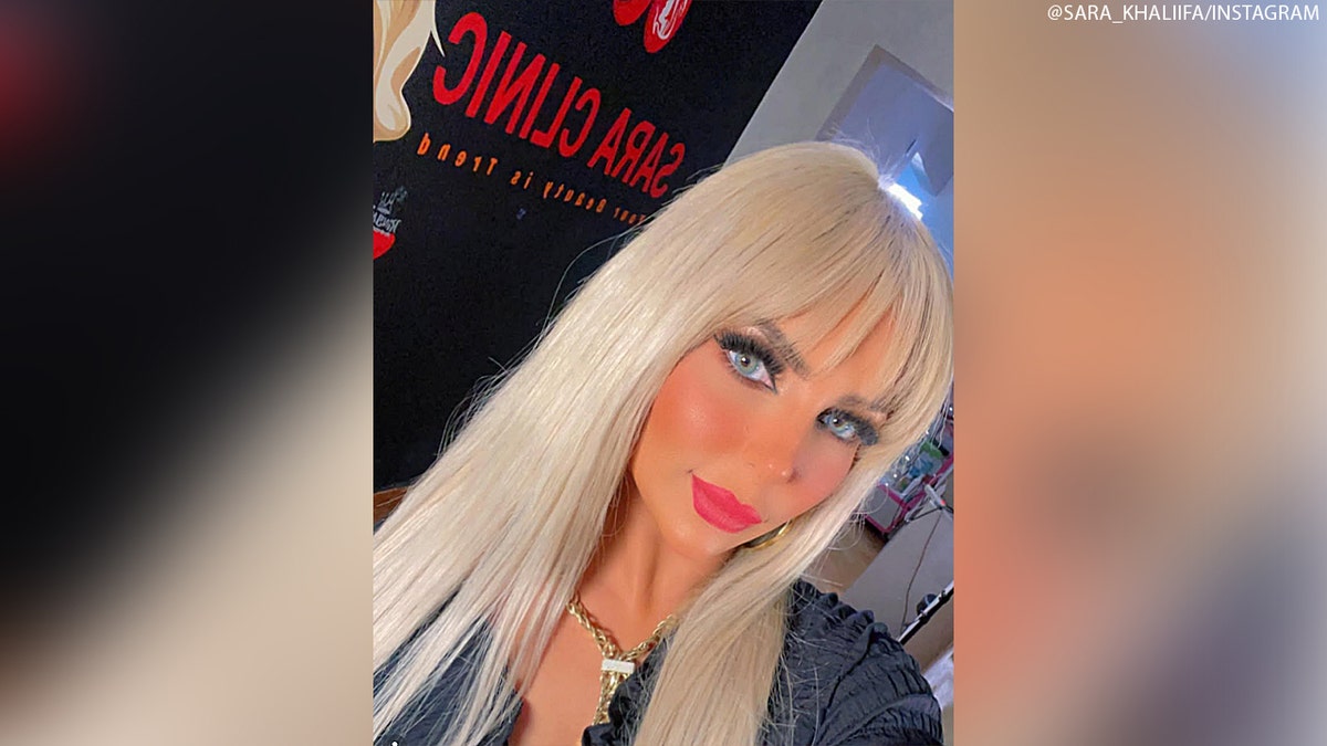 Sara Khaliifa with blonde hair taking a selfie video